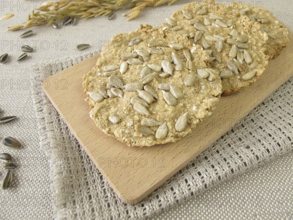 Round oat crispbread with sunflower seeds
