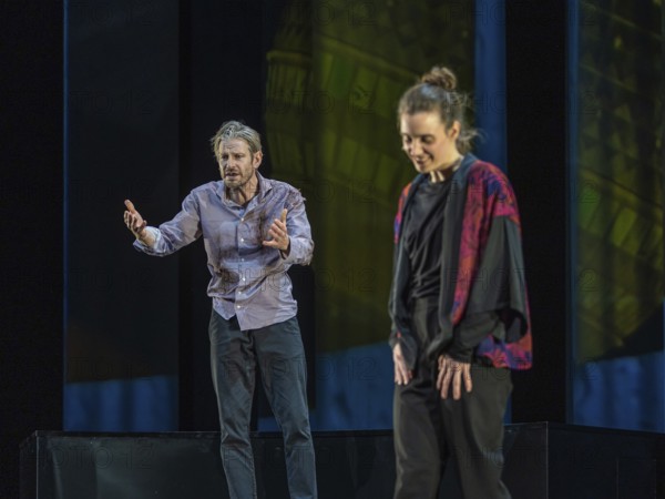 Replay by Yael Ronen at the Schaubühne in Berlin. In 1988, an opera singer from the GDR stays in the West after a guest performance in Bayreuth, leaving her man and daughters behind in Dresden, which has a lasting impact on the family's life. After reunification, the sisters Lotte and Luise develop into opposing figures who repeat the conflicts and patterns of their childhood in a different form. Yael Ronen's comedy Replay shows how the past repeats itself cyclically and influences generations. It asks whether we can free ourselves from old imprints or remain trapped in endless repetition loops. Author: Yael Ronen Director: Yael Ronen Stage: Magda Willi Costumes: Amit Epstein Music: Yaniv Fridel / Ofer (OJ) Shabi Video: Stefano Di Buduo Lighting: James Farncombe Dramaturgy: Nils Haarmann / Irina Szodruch With: Christoph Gawenda, Carolin Haupt, Eva Meckbach, Ruth Rosenfeld, Renato Schuch Media rehearsal from 12.12.2024 in Berlin, Berlin