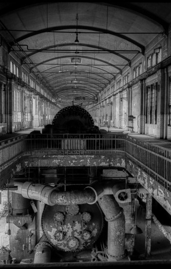Germany, Bitterfeld, 31 March 1992, Chemiekombinat Bitterfeld, decommissioned Bitterfeld power station (formerly Elektrokohle Bitterfeld), machine hall, turbine, Europe