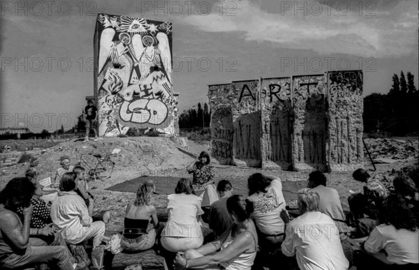 Germany, Berlin, 27.07.1991, painted former watchtower at the Spreebogen, ART, reading, Europe