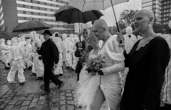 Germany, Berlin, 19.04.1991, student performance in protest against the closure of the art academy in Berlin-Weißensee, on the occasion of the opening of the exhibition Metropolis in the Gropius Bau, (students in white suits with masks), the art duo Eva and Adele (centre, in white) arrives, Europe