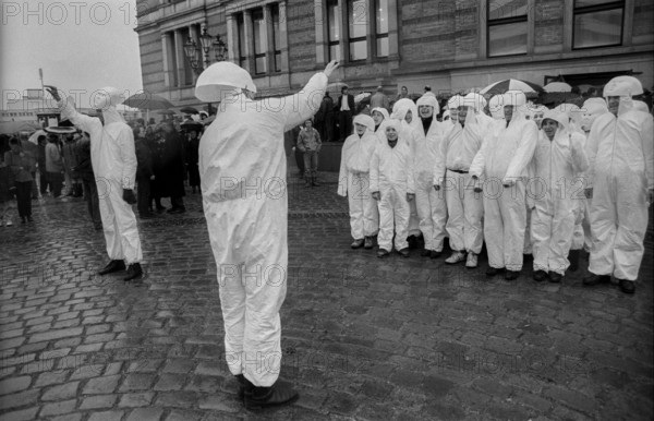 Germany, Berlin, 19.04.1991, student performance in protest against the closure of the art academy in Berlin-Weißensee, on the occasion of the opening of the exhibition Metropolis in the Gropius Bau, (students in white suits with masks), Europe