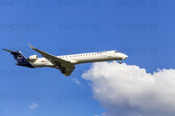Lufthansa CityLine Bombardier CRJ-900LR im Landeanflug auf den Flughafen Frankfurt am Main, Deutschland