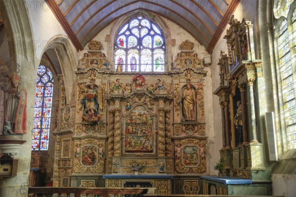 Baroque-style altar in the side aisle, enclosed parish Enclos paroissial, Eglise Notre-Dame de Lampaul-Guimiliau, Departement Finistere Penn-ar-Bed, Region Bretagne Breizh, France, Europe