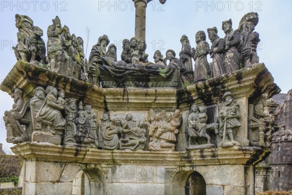 Group of figures Entombment, Calvary, Enclos paroissial, Church Eglise Saint-Miliau, Guimiliau, Departement Finistere Penn-ar-Bed, Region Bretagne Breizh, France, Europe