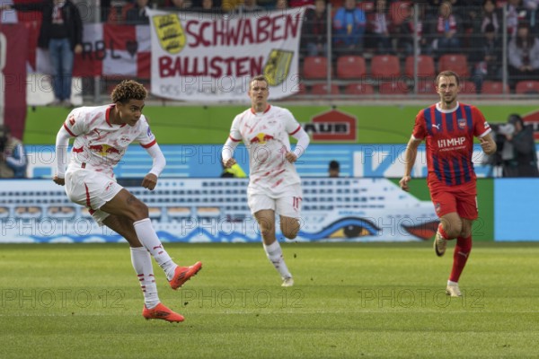 Football match, Antonio NUSA RB Leipzig left, concentrated and with a shot in the direction of the opponent's penalty area, Lukas KLOSTERMANN RB Leipzig and Jonas FÖHRENBACH 1.FC Heidenheim right, on the run, Voith-Arena football stadium, Heidenheim