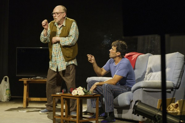 Escalar un gegant, theatrical performance, performed by Xavi Núñez and Santi Pons, directed by Bernat Molina, La Lluna en Vers festival, Binissalem, Mallorca