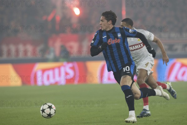 Football match, Nicolo' ZANIOLO Atalanta Bergamo left on the ball in a duel with Josha VAGNOMAN VFB Stuttgart, Stuttgart Arena, Stuttgart