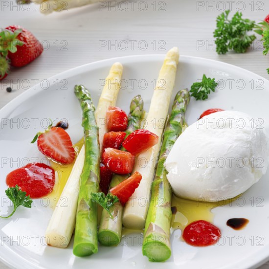 Burrata cheese with asparagus and strawberries