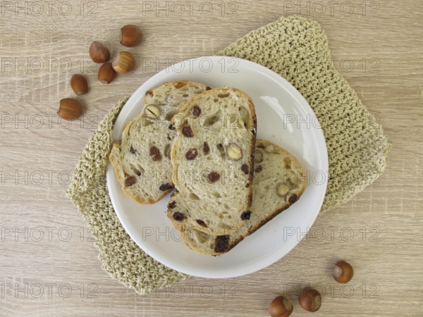 Bread with sultanas and hazelnuts