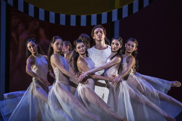 At the Staatsoper Berlin: Benjamin Millepied, ballet director of the Opéra National de Paris from 2014 with the ballet 'Daphnis et Cloe'? For this neoclassical creation, he was primarily inspired by Maurice Ravel's score, the Symphonie choréographique . The scenography of moving geometric shapes and clear colours was created by the conceptual artist Daniel Buren. Press performance at the Berlin State Opera on 20 January 2017