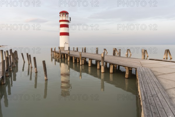 Leuchtturm im Morgenlicht, Langzeitbelichtung, Podersdorf am See, Neusiedlersee, Burgenland, Österreich