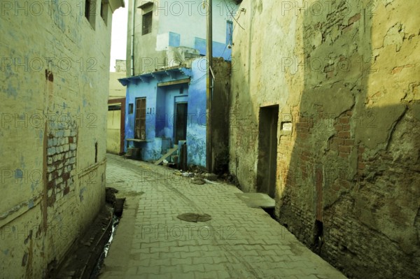 Kunj gali narrow lane, vrindavan, mathura, uttar pradesh, india, asia