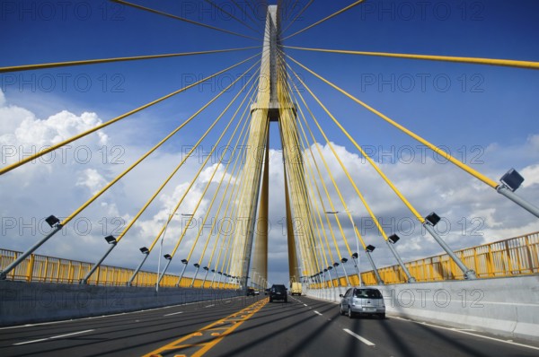 Am 24. Oktober des Jahres 2011 wurde die Brücke Manaus – Iranduba eingeweiht. Mitten im brasilianischen Amazonasgebiet führt sie über den Fluss Rio Negro. Vor dem Bau dieses wichtigen Verbindungsbauwerks (zwischen der Millionenstadt Manaus und dem Umland) brauchte man 40 Minuten, um den Rio Negro mit der Fähre zu überqueren. Nun kann man die 3, 6 km in etwas mehr als 5 Minuten zurücklegen. Eine Brücke, die nicht nur die Nutzer des öffentlichen Verkehrswesens sondern auch die gesamte Industrie der Amazonasregion begünstigt. Der Bau der Brücke dauerte 3 Jahre und 10 Monate und wurde vom brasilianischen Unternehmen Camargo Correa durchgeführt. Die Baukosten betrugen 570 Millionen US-Dollar, zusätzliche Baumaßnahmen wie die 7, 4 km langen Zufahrtswege, das Schutzsystem der Pfeiler gegen mögliches Aufprallen von Schiffen, Schiffssignalisierung und Beleuchtung der Brücke sowie der Zufahrten sind darin enthalten. Insgesamt wurden 72 Stützpfeiler, angeordnet in einem Abstand von jeweils 45??M...