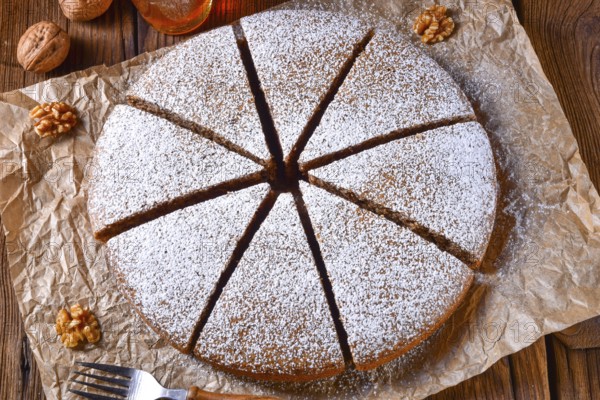 Frischer und leckerer herbstlicher Walnusskuchen mit Honig