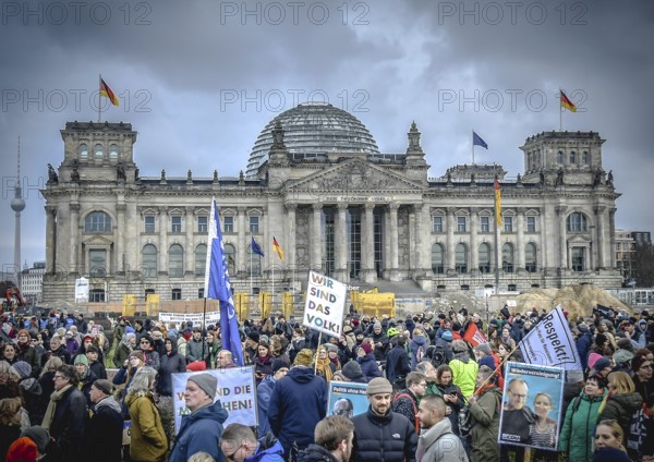 The demonstrators gathered under the heading. Uprising of the decent. We are the firewall! Reichstag, Berlin