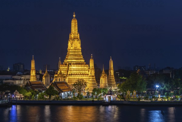A picture of the Wat Arun Temple at night