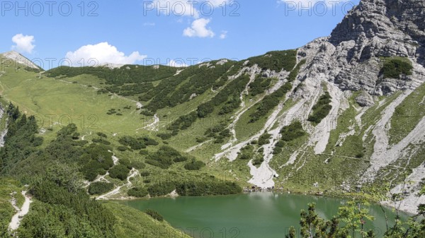 On the Saalfelder Höhenweg in the Tannheimer Tal with a view of the pool in front of the Landsberger Hütte