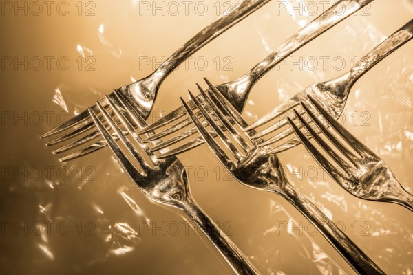 Fork, spoon and knife with reflections and light effects