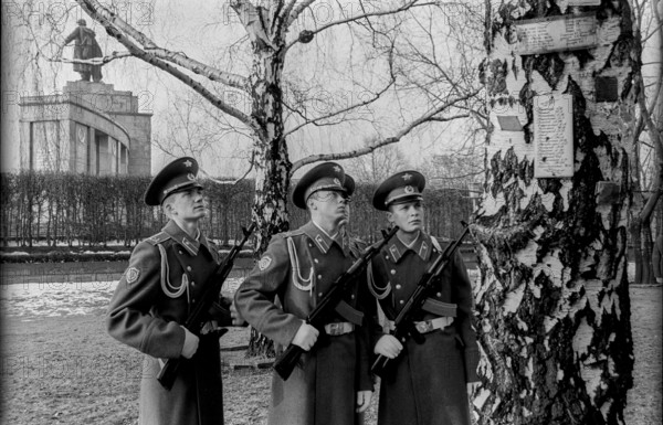 Germany, Berlin, 22.12.1990, Removal of the Soviet guard of honour from the memorial in Tiergarten, guard of honour, Europe
