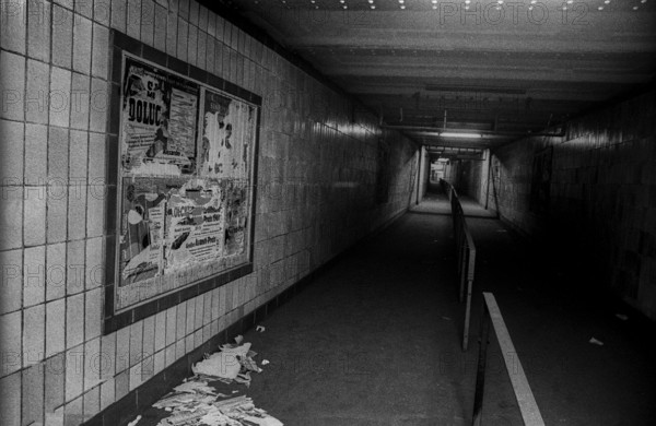 GDR, Berlin, 29 May 1990, Stadtmitte underground station (U6), closed for 28 years: Connecting corridor between the platforms of today's U6 and U2, which intersect here..., posters, ^
