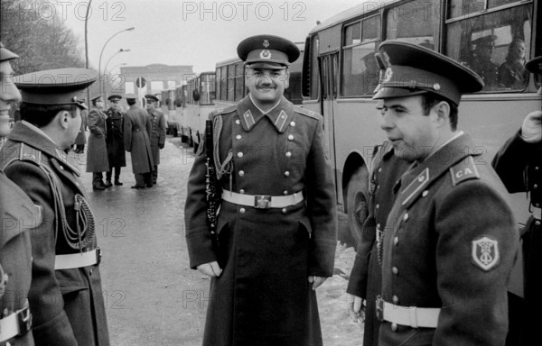 Germany, Berlin, 22.12.1990, departure of the Soviet guard of honour from the memorial in the Tiergarten, musicians, farewell in front of the Brandenburg Tor tor, Europe