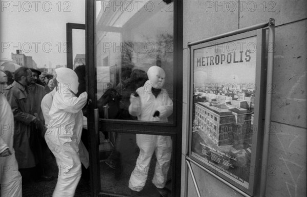 Germany, Berlin, 19.04.1991, student performance in protest against the closure of the art academy in Berlin-Weißensee, on the occasion of the opening of the exhibition Metropolis in the Gropius Bau, (students in white suits with masks), Europe
