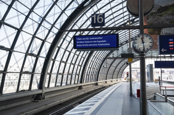 07.03.2024, Berlin, Germany, Europe, An almost deserted Berlin Central Station with deserted platforms during another strike by the train drivers' union (GDL), which is slowing down the whole country as only a few selected trains are running. Berlin S-Bahn trains are also affected and will be at a complete standstill for at least 24 hours. The German train drivers are striking again after their most recent strike a few weeks ago and are demanding better working conditions, fewer working hours and a pay rise, Europe