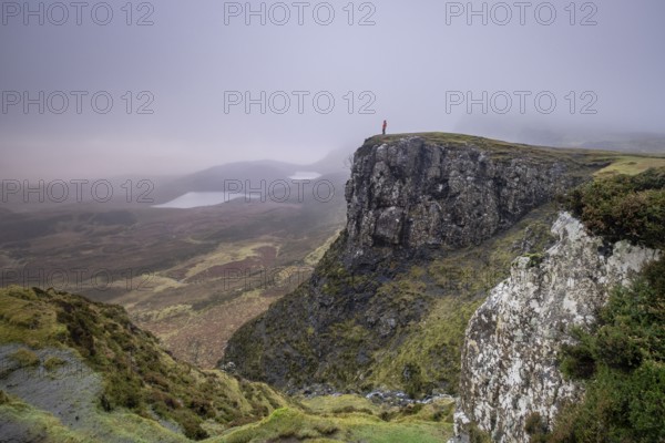 Senderista, valle de Quiraing, Skye, Highlands, Escocia, Reino Unido