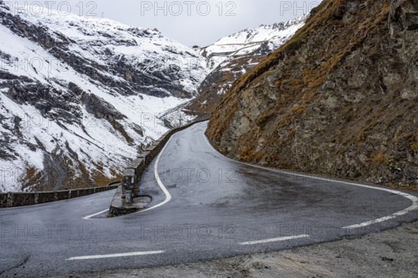 Alpine road on the Stilfser Joch in winter