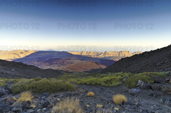 The hiking trail from the peak of the Teide to the TF-21. On the photo the steep passage with green shrubs has been illustrated