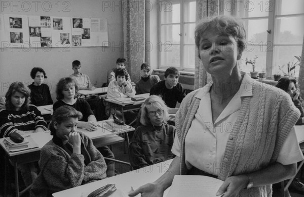 GDR, Berlin, 13.05.1990, shooting in a school in the north of Berlin, for the film Heimsuchung by director Edgar Kaufmann, Renate Geißler (right)
