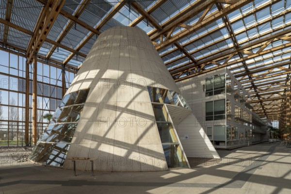 Herne, Akademie Mont-Cenis, advanced training academy of the state of North Rhine-Westphalia, built in 1994 by the architectural firm HHS Planer + Architekten AG and Jourda & Perraudin (Francoise Helene Jourda and Gilles Perraudin), glass climate envelope with built-in fittings