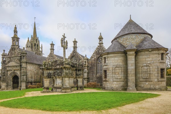 Calvary in front of the church, Enclosed parish Enclos paroissial, Church Eglise Saint-Miliau, Guimiliau, Department Finistere Penn-ar-Bed, Region Bretagne Breizh, France, Europe