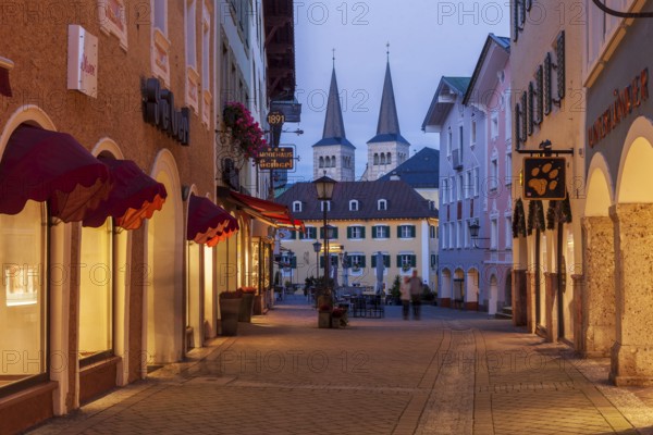 Pedestrian zone and collegiate church of St Peter and St John the Baptist in the old town at dusk, Berchtesgaden, Berchtesgadener Land, Upper Bavaria, Bavaria, Germany, Europe
