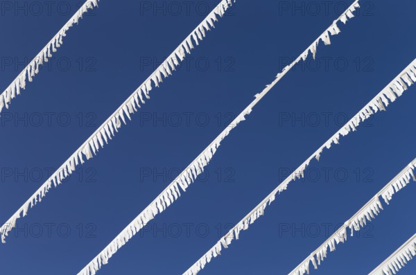 The photo shows white paper garlands with a blue sky on Majorca