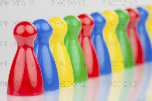 Conceptual game pawns that visualize the concept chain cooperation