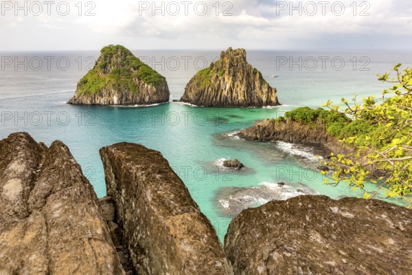 Fernando de Noronha, Brasil. Turquoise water around the Two Brothers rocks, UNESCO World Heritage Site, Brazil, South America