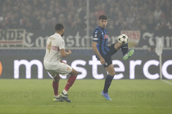 Football match, Matteo RUGGERI Atalanta Bergamo right passes the ball forward in front of Josha VAGNOMAN VFB Stuttgart, Stuttgart Arena, Stuttgart