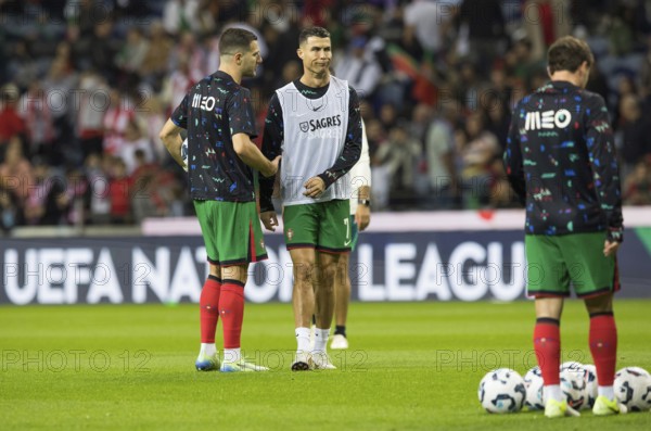 Football match, Cristiano RONALDO CR7 Portugal centre puzzled talking to team mates during pre-match warm up, Estadio do Dragao, Porto, Portugal, Europe