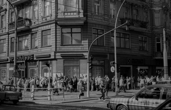 GDR, Berlin, 25 May 1990, queuing for applications for monetary union, savings bank in Kastanienallee, at the intersection of Schönhauser Alle and Dimitroffstraße)