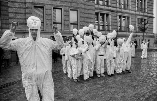 Germany, Berlin, 19.04.1991, student performance in protest against the closure of the art academy in Berlin-Weißensee, on the occasion of the opening of the exhibition Metropolis in the Gropius Bau, (students in white suits with masks), Europe