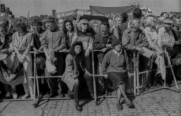GDR, Berlin, 30.04.1990, 1 May 1990, rally at the Reichstag, Käthe Reichel (right)