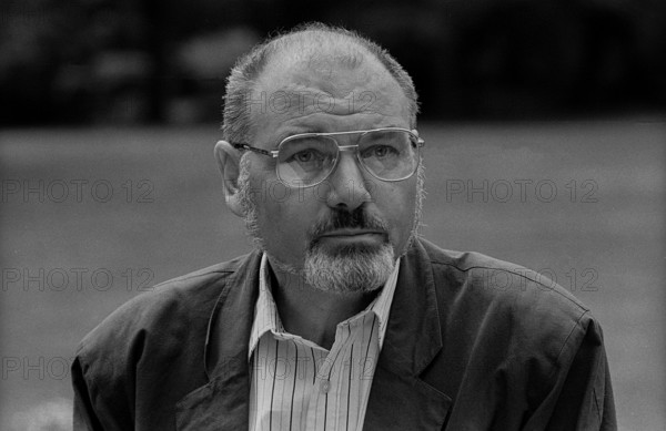 GDR, Berlin, 15.06.1990, director Edgar Kaufmann, shooting the film Heimsuchung in the courtyard of Köpenick Palace