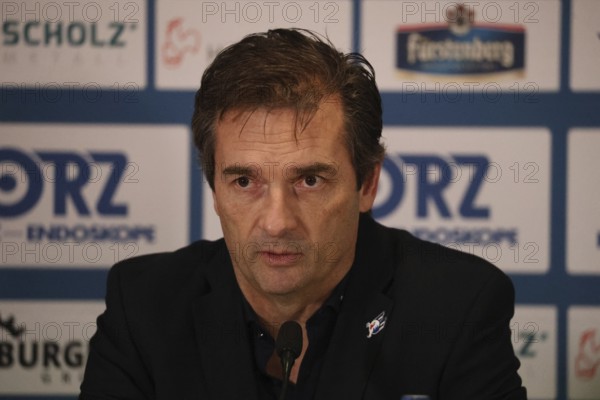 Coach / Coach) Dallas Eakins (Adler Mannheim) at the press conference, PK after the game of the DEL 24-25, Sptg. 42: Schwenninger Wild Wings vs Adler Mannheim, Villingen-Schwenningen, Germany / Germany