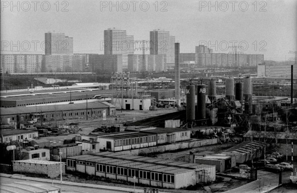 Germany, Berlin, 04.01.1991, Industrial landscape in Marzahn, in the background: skyscrapers (prefabricated buildings), Europe