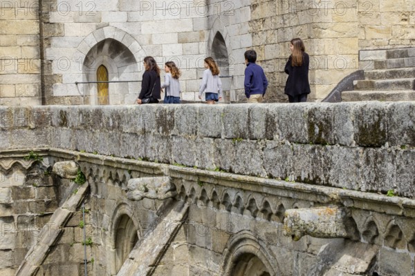 Turistas en la terraza superior, catedral de Évora, Basílica Sé Catedral de Nossa Senhora da Assunção, Évora, Alentejo, Portugal, Europe