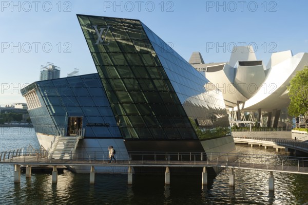 06.05.2019, Singapore, Republic of Singapore, Asia, Louis Vuitton Island Maison luxury shop at Marina Bay Sands. The ArtScience Museum is in the background, Asia