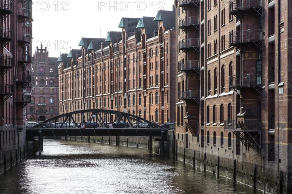 Hamburg, Speicherstadt built between 1883 and 1927, Wandrahmfleet, view to the west with Wandbreitebrücke, Speicherblock P behind it