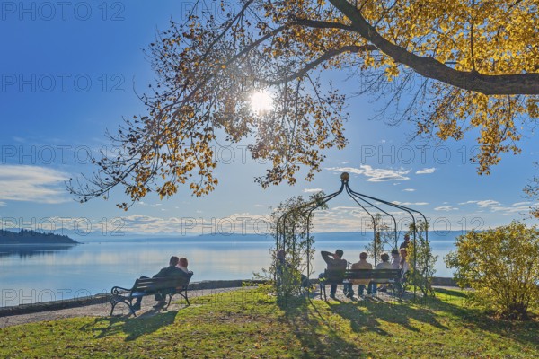 Park benches with visitors in the autumnal spa gardens, Herrsching am Lake Ammer, Upper Bavaria, Bavaria, Germany, Europe